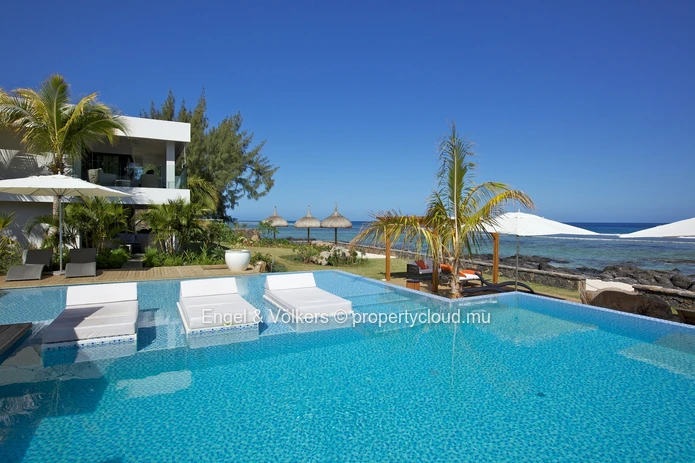 Beachfront 3-Bedroom Apartment for Rent – Black River