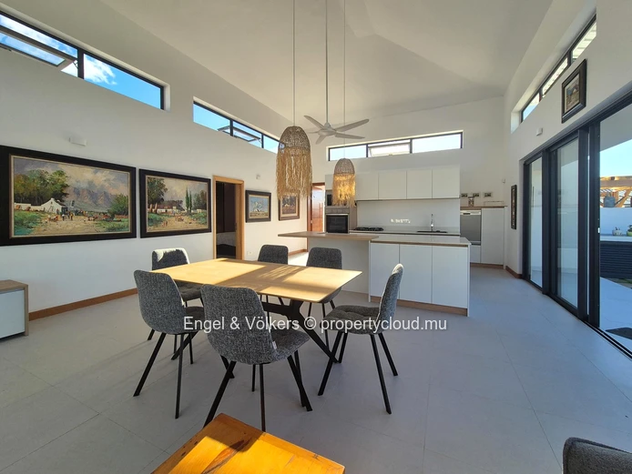 Contemporary 3 bedroom Villa for long term rent in Tamarin