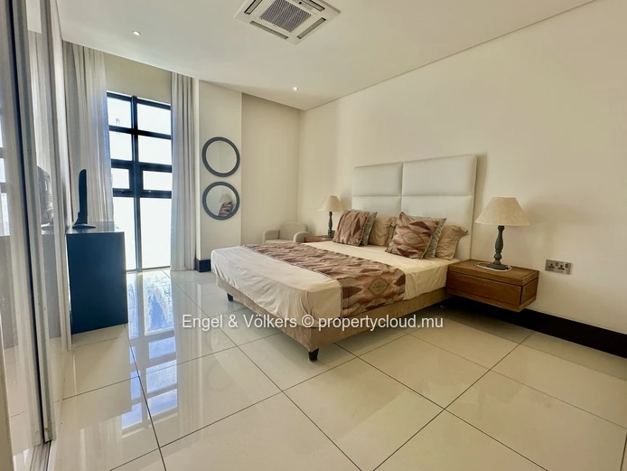 Stylish Top-Floor 3-Bedroom Apartment in La Croisette with Rooftop Pool Access