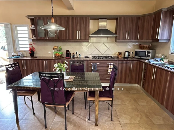 Charming and Spacious 5-Bedroom House for Rent – Large Plot, Private Pool & Peaceful Setting