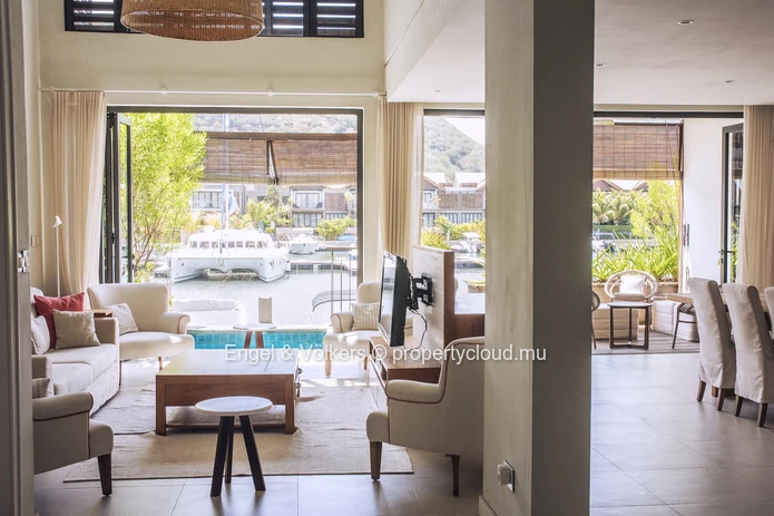 3-Bedroom Marina-Front Duplex with Splash Pool & Mountain views