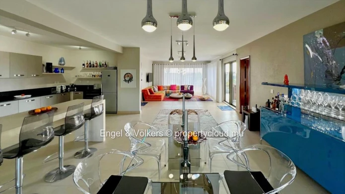 Sophisticated 232 m² Penthouse with Roche Bobois Furnishings for sale
