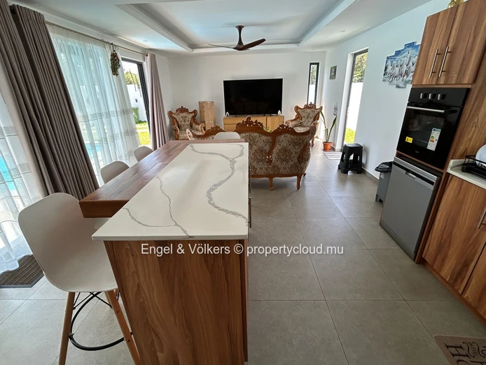 Charming 3-Bedroom House for Rent in Calodyne – Private Pool, Office Space & Close to the Sea