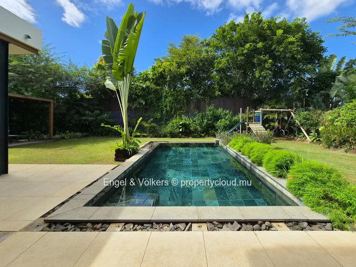 Stylish West Coast Villa Close to Beaches & Amenities